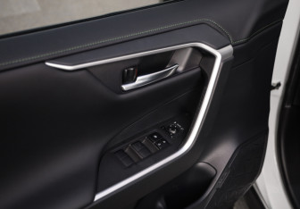 Подержанный автомобиль Toyota RAV4 2022 года (15 фото)
