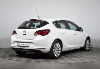 Подержанный автомобиль Opel Astra Hatchback 2014 года (5 фото)