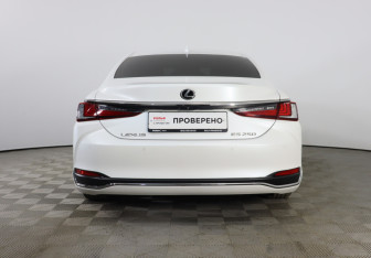 Подержанный автомобиль Lexus ES 2018 года (6 фото)