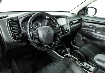 Подержанный автомобиль Mitsubishi Outlander 2019 года (11 фото)