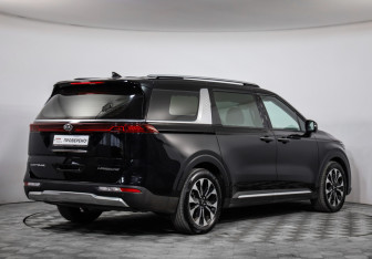 Подержанный автомобиль Kia Carnival 2021 года (5 фото)