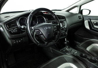 Подержанный автомобиль Kia Ceed Hatchback 2015 года (11 фото)