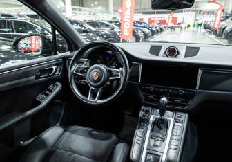 Подержанный автомобиль Porsche Macan 2020 года (15 фото)