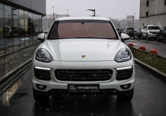 Подержанный автомобиль Porsche Cayenne 2015 года (2 фото)
