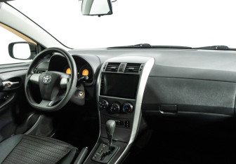 Подержанный автомобиль Toyota Corolla Sedan 2011 года (9 фото)