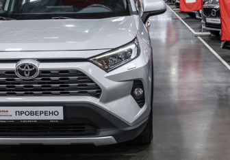 Подержанный автомобиль Toyota RAV4 2021 года (4 фото)