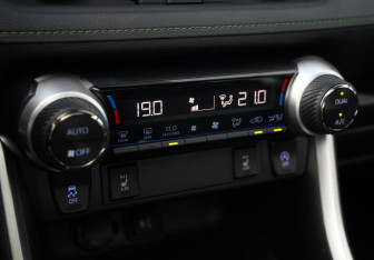 Подержанный автомобиль Toyota RAV4 2022 года (12 фото)