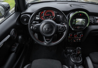 Подержанный автомобиль MINI Hatch 2020 года (12 фото)