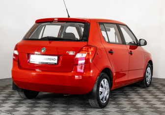 Подержанный автомобиль Skoda Fabia Hatchback 2010 года (5 фото)