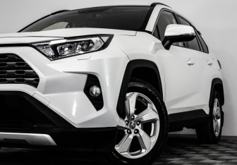 Подержанный автомобиль Toyota RAV4 2020 года (2 фото)