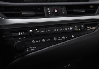 Подержанный автомобиль Lexus ES 2019 года (22 фото)