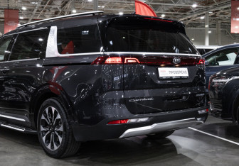 Подержанный автомобиль Kia Carnival 2021 года (13 фото)