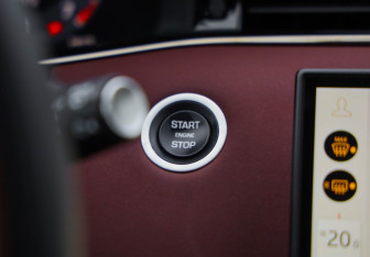 Подержанный автомобиль Land Rover Range Rover Evoque 2024 года (15 фото)