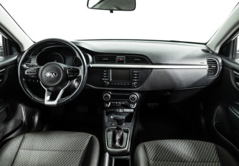 Подержанный автомобиль Kia Rio Sedan 2018 года (13 фото)