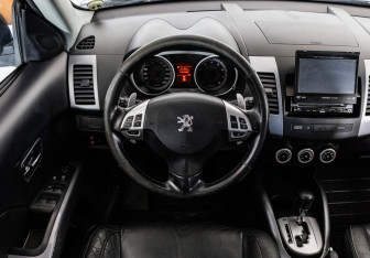 Подержанный автомобиль Peugeot 4007 2008 года (11 фото)