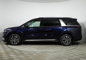 Подержанный автомобиль Kia Carnival 2023 года (8 фото)