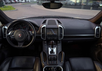 Подержанный автомобиль Porsche Cayenne 2012 года (13 фото)