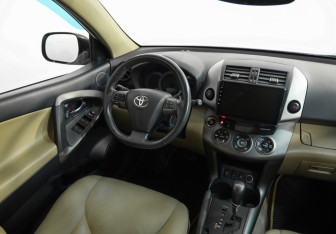 Подержанный автомобиль Toyota RAV4 2011 года (8 фото)
