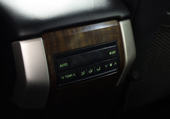 Подержанный автомобиль Toyota Land Cruiser Prado 2012 года (20 фото)