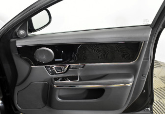 Подержанный автомобиль Jaguar XJ 2016 года (128 фото)