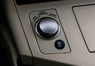 Подержанный автомобиль Lexus ES 2013 года (17 фото)