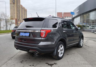 Подержанный автомобиль Ford Explorer 2018 года (4 фото)