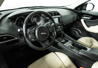 Подержанный автомобиль Jaguar F-Pace 2017 года (11 фото)