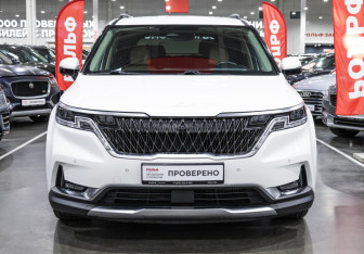 Подержанный автомобиль Kia Carnival 2021 года (3 фото)