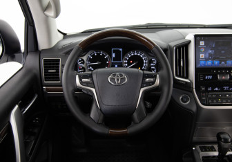 Подержанный автомобиль Toyota Land Cruiser Suv 2016 года (10 фото)