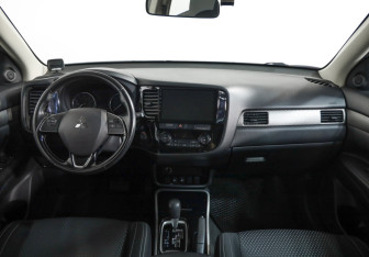 Подержанный автомобиль Mitsubishi Outlander 2017 года (9 фото)