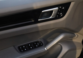 Подержанный автомобиль Porsche Cayenne 2019 года (24 фото)