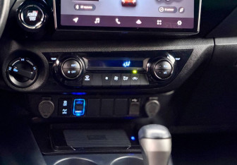 Подержанный автомобиль Toyota Hilux 2022 года (21 фото)