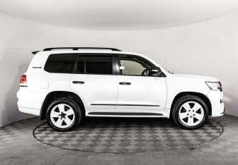 Подержанный автомобиль Toyota Land Cruiser Suv 2011 года (5 фото)