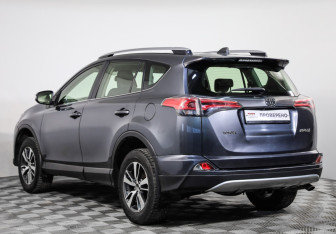 Подержанный автомобиль Toyota RAV4 2015 года (7 фото)