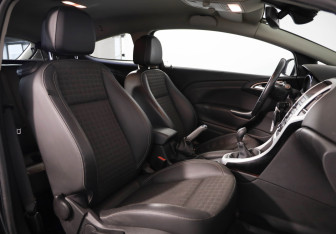 Подержанный автомобиль Opel Astra Hatchback 2011 года (14 фото)