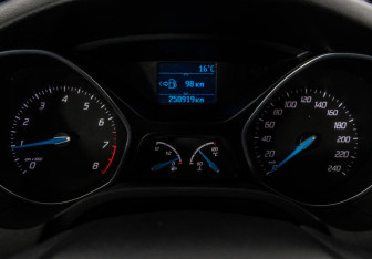 Подержанный автомобиль Ford Focus Hatchback 2012 года (17 фото)