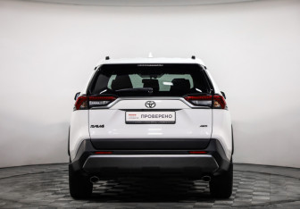 Подержанный автомобиль Toyota RAV4 2019 года (6 фото)