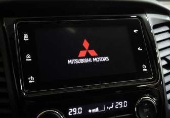 Подержанный автомобиль Mitsubishi Pajero Sport 2018 года (16 фото)