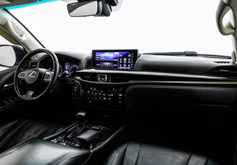 Подержанный автомобиль Lexus LX 2015 года (13 фото)