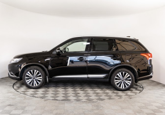 Подержанный автомобиль Mitsubishi Outlander 2020 года (8 фото)