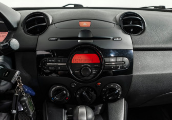 Подержанный автомобиль Mazda 2 Hatchback 2012 года (16 фото)