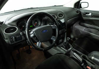 Подержанный автомобиль Ford Focus Hatchback 2006 года (11 фото)