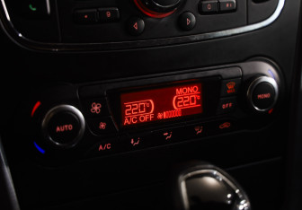 Подержанный автомобиль Ford Mondeo Sedan 2011 года (15 фото)