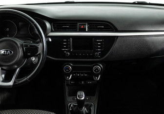 Подержанный автомобиль Kia Rio Sedan 2017 года (14 фото)