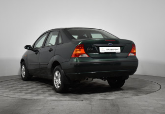 Подержанный автомобиль Ford Focus Sedan 2004 года (7 фото)