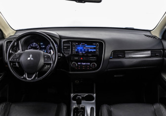 Подержанный автомобиль Mitsubishi Outlander 2015 года (10 фото)