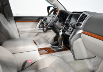 Подержанный автомобиль Toyota Land Cruiser Suv 2012 года (16 фото)