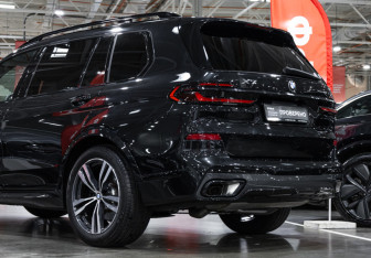 Подержанный автомобиль BMW X7 2023 года (11 фото)