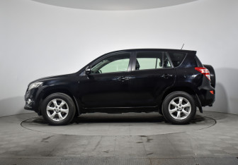 Подержанный автомобиль Toyota RAV4 2011 года (8 фото)