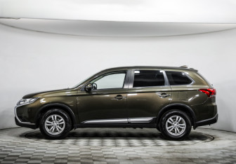 Подержанный автомобиль Mitsubishi Outlander 2020 года (8 фото)